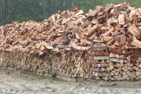 Livraison de bois de chauffage pour particuliers et professionnels à Ambert dans le Puy de Dôme 